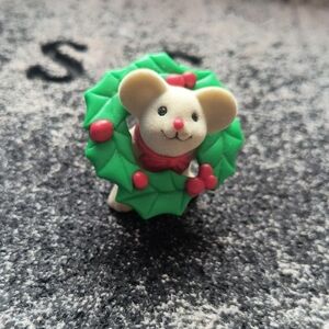 Avon Flocked Christmas Cute Grey Mouse Holiday Ornament with Green Wreath